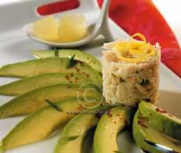 Eventail d’avocat aux miettes de crabe